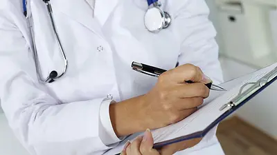 Médico escribiendo Médico escribiendo