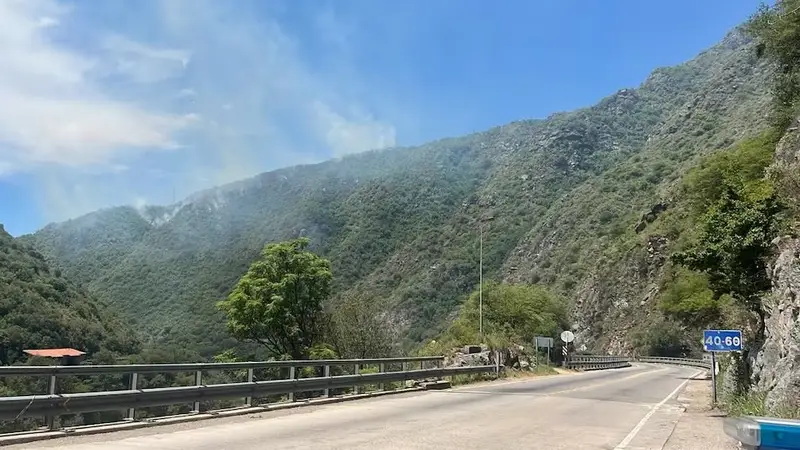 Córdoba: bomberos combaten un incendio cerca del dique San Roque y alertan por riesgo extremo en toda la Provincia