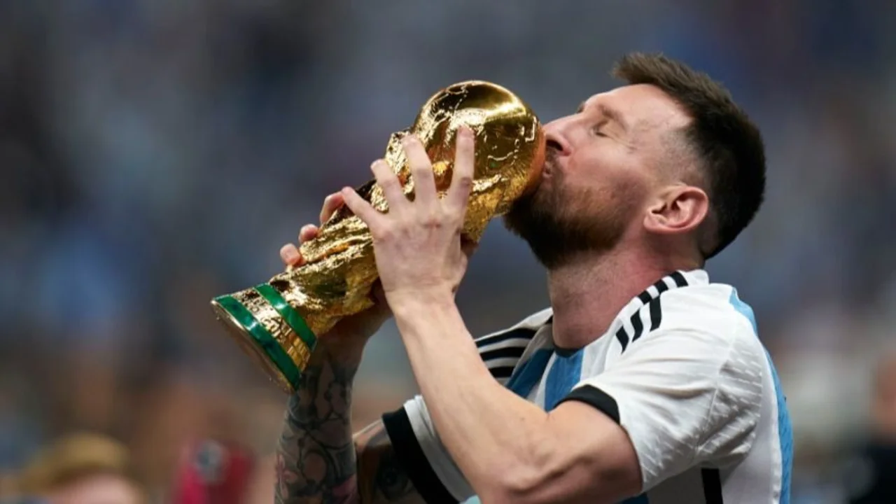 Lionel Messi con la Copa del Mundo de Qatar 2022.