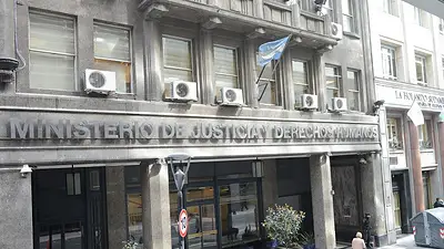 A días de las fiestas, el Gobierno despide a 2.400 empleados estatales A días de las fiestas, el Gobierno despide a 2.400 empleados estatales