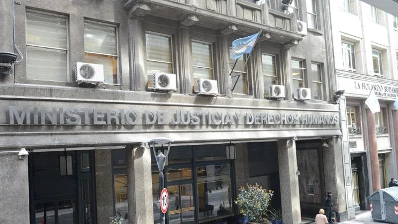 A días de las fiestas, el Gobierno despide a 2.400 empleados estatales