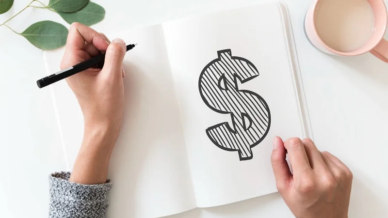 Persona escribiendo en un cuaderno y Signo pesos