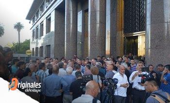 Sin acuerdo: empresarios de colectivos protestan y analizan lock out  | Paro de colectivos