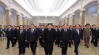 El norcoreano Kim visita la tumba familiar para rendir homenaje a su padre El norcoreano Kim visita la tumba familiar para rendir homenaje a su padre