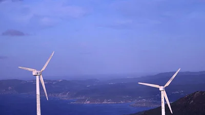 Galicia aprueba la modernización obligatoria de los aerogeneradores, desatando las protestas del sector Galicia aprueba la modernización obligatoria de los aerogeneradores, desatando las protestas del sector