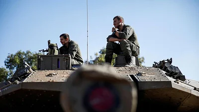 Tropas israelíes expulsan a un grupo de colonos israelíes que cruzaron a Líbano Tropas israelíes expulsan a un grupo de colonos israelíes que cruzaron a Líbano