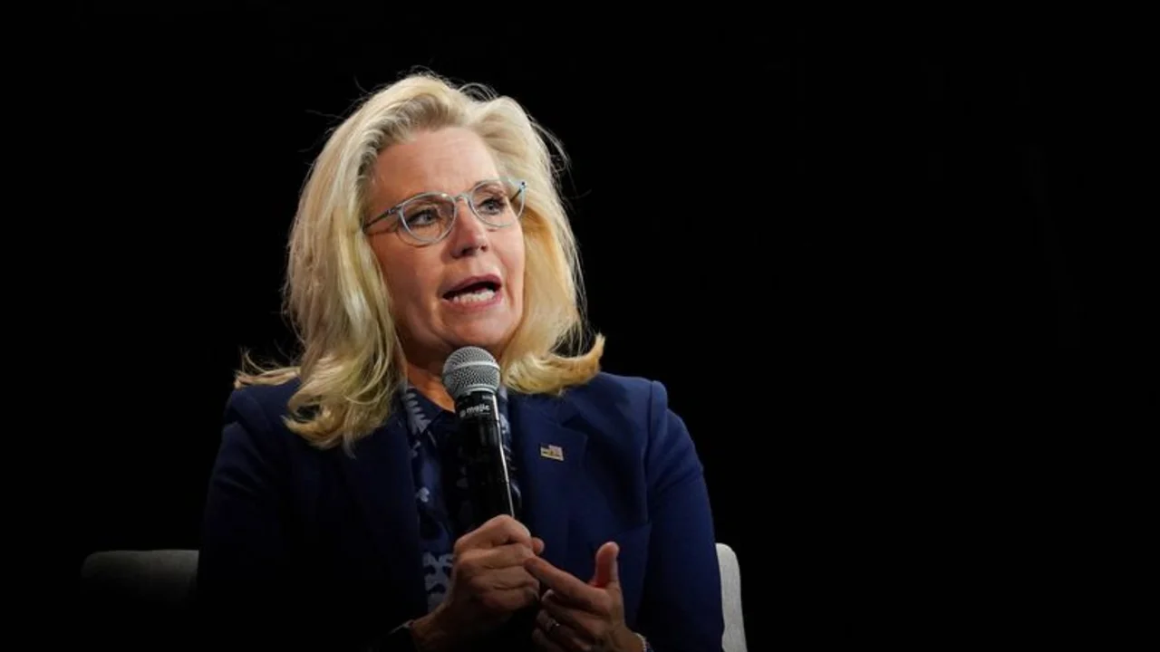 Trump presiona por investigación del FBI a la republicana Liz Cheney por su rol en panel del 6 de enero