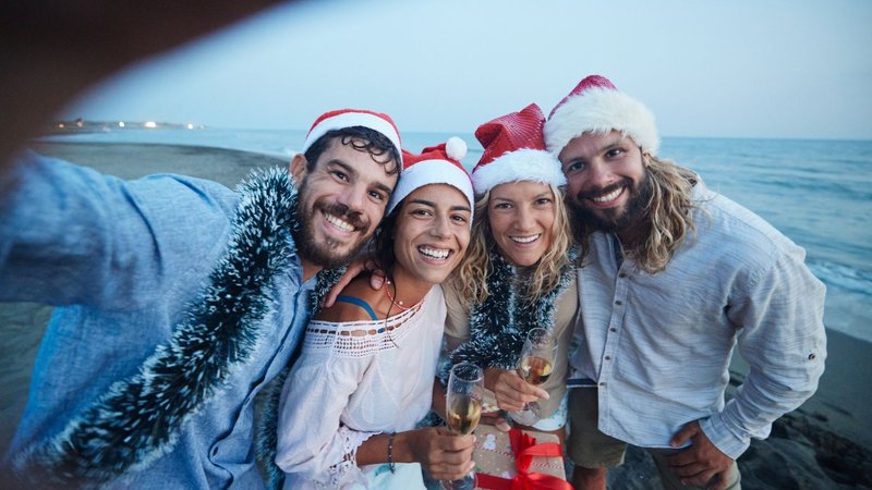 Personas celebrando Navidad al aire libre