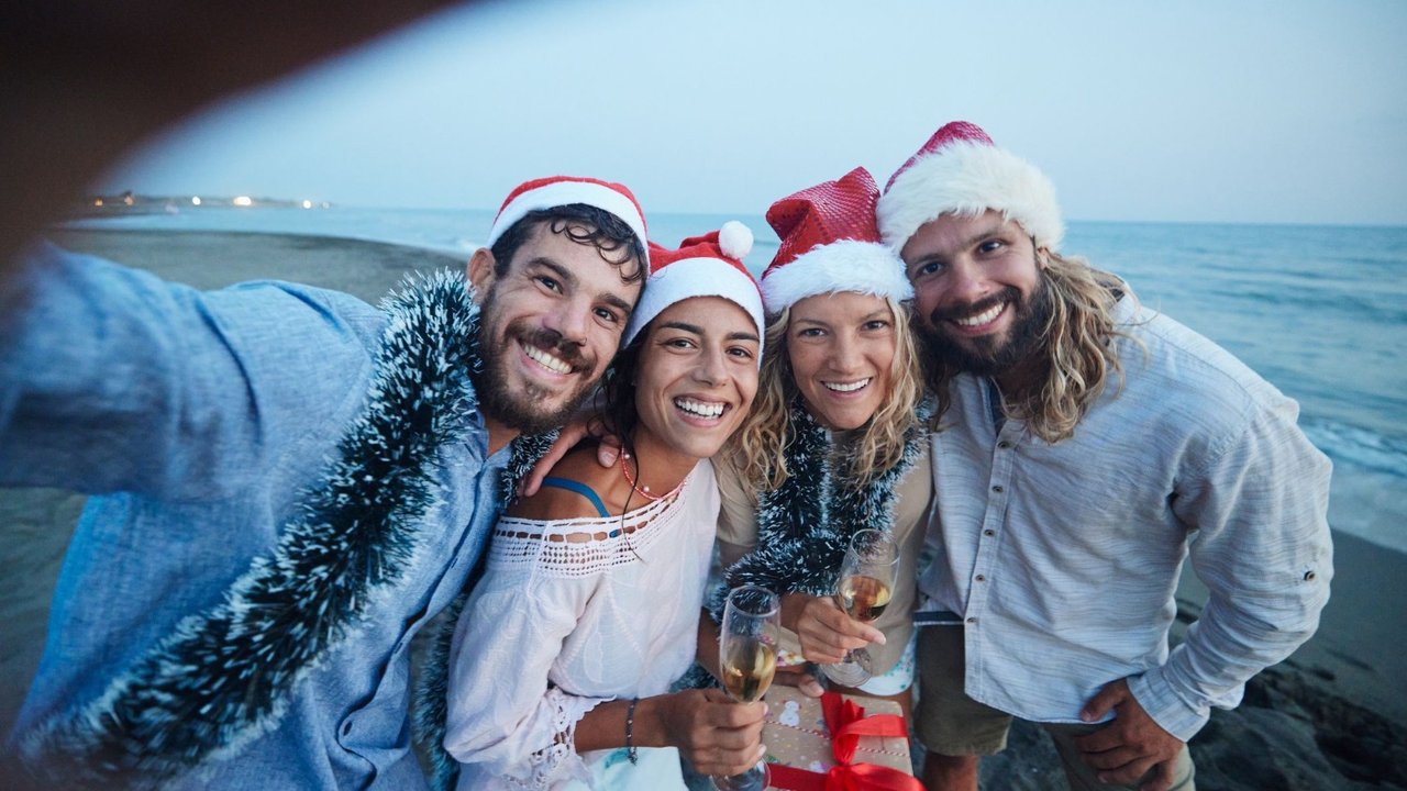 Personas celebrando Navidad al aire libre