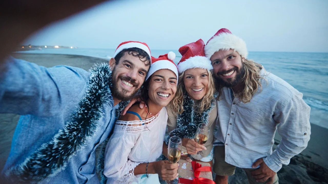 Personas celebrando Navidad al aire libre