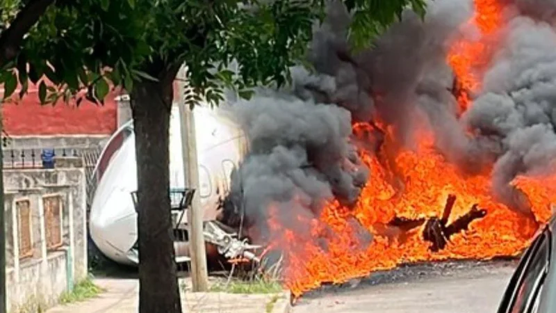 San Fernando: un avión se despistó, chocó contra viviendas y se incendió