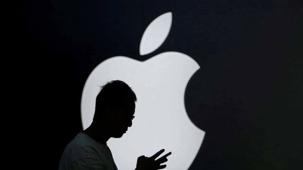 Apple contacta a Tencent y ByteDance para desplegar funciones de IA en China, dicen fuentes