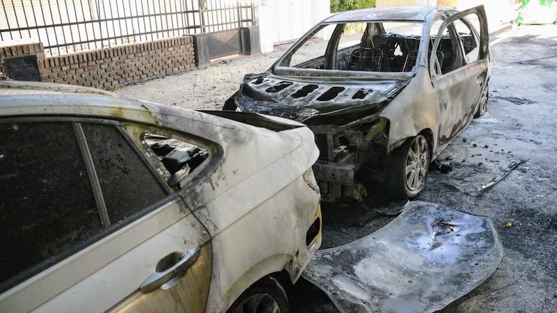 Rosario: en medio de la investigación por la muerte de "Pillín", quemaron dos autos en la puerta de la cancha de Central