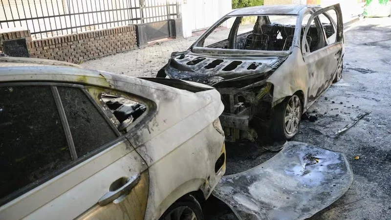 Rosario: en medio de la investigación por la muerte de "Pillín", quemaron dos autos en la puerta de la cancha de Central