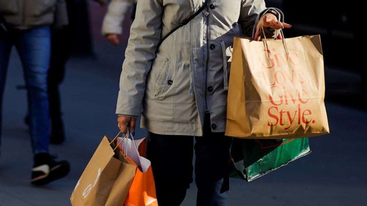 Gasto de los consumidores estadounidenses aumenta en noviembre; la inflación mensual disminuye