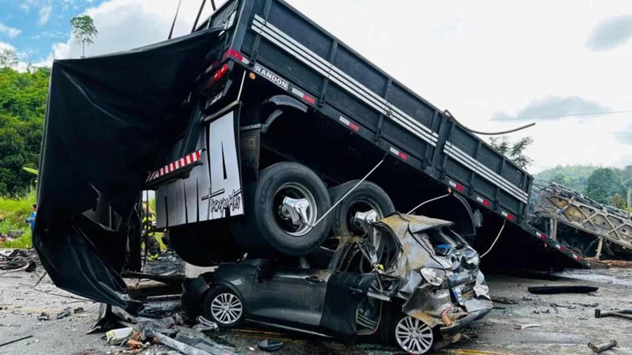 Colisión entre un autobús y un camión deja más de 30 muertos en Brasil