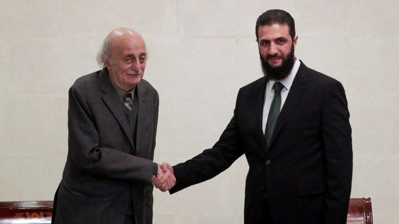 El gobernante de facto de Siria tranquiliza a las minorías y se reúne con el líder druso libanés