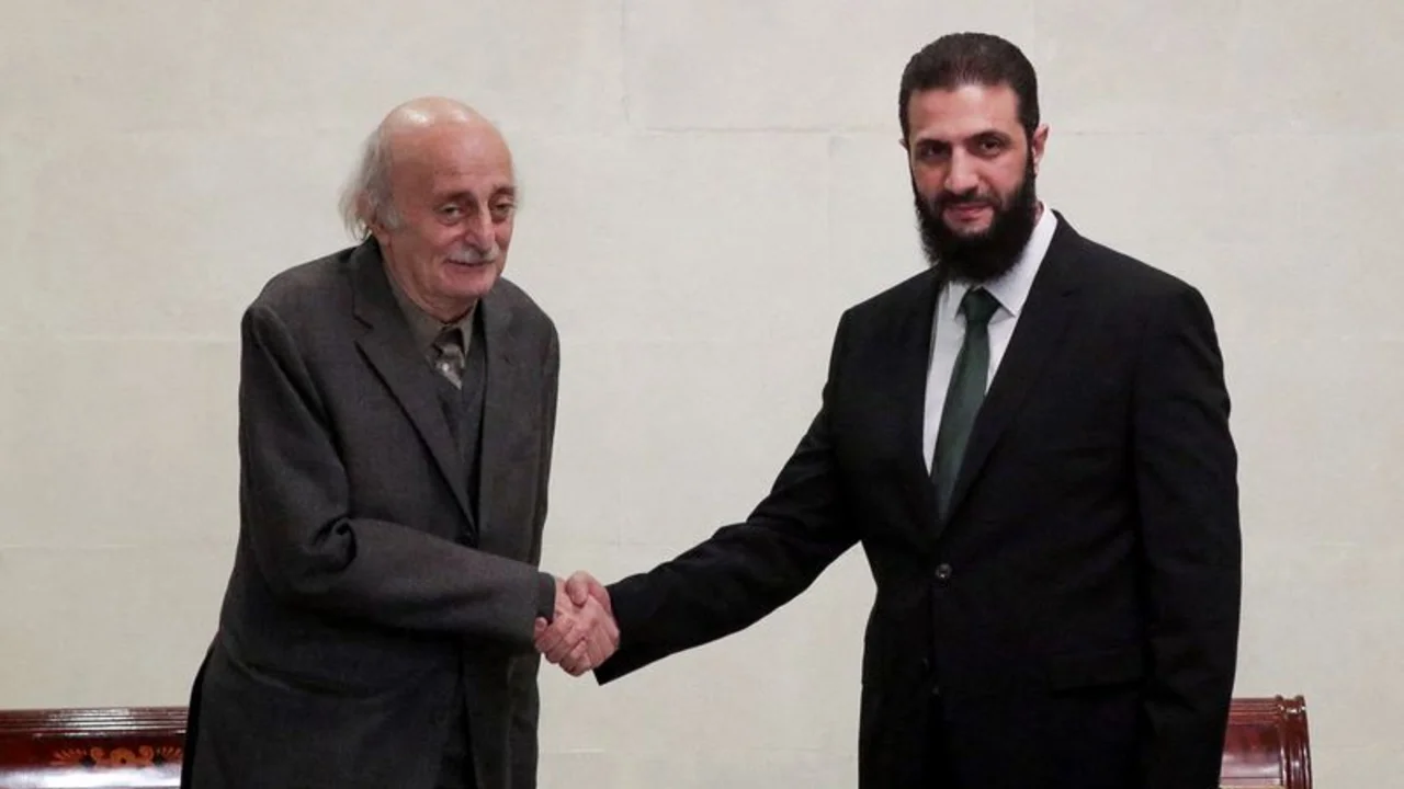 El gobernante de facto de Siria tranquiliza a las minorías y se reúne con el líder druso libanés