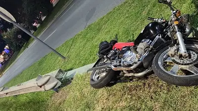 Moto tirada en el pasto Moto tirada en el pasto