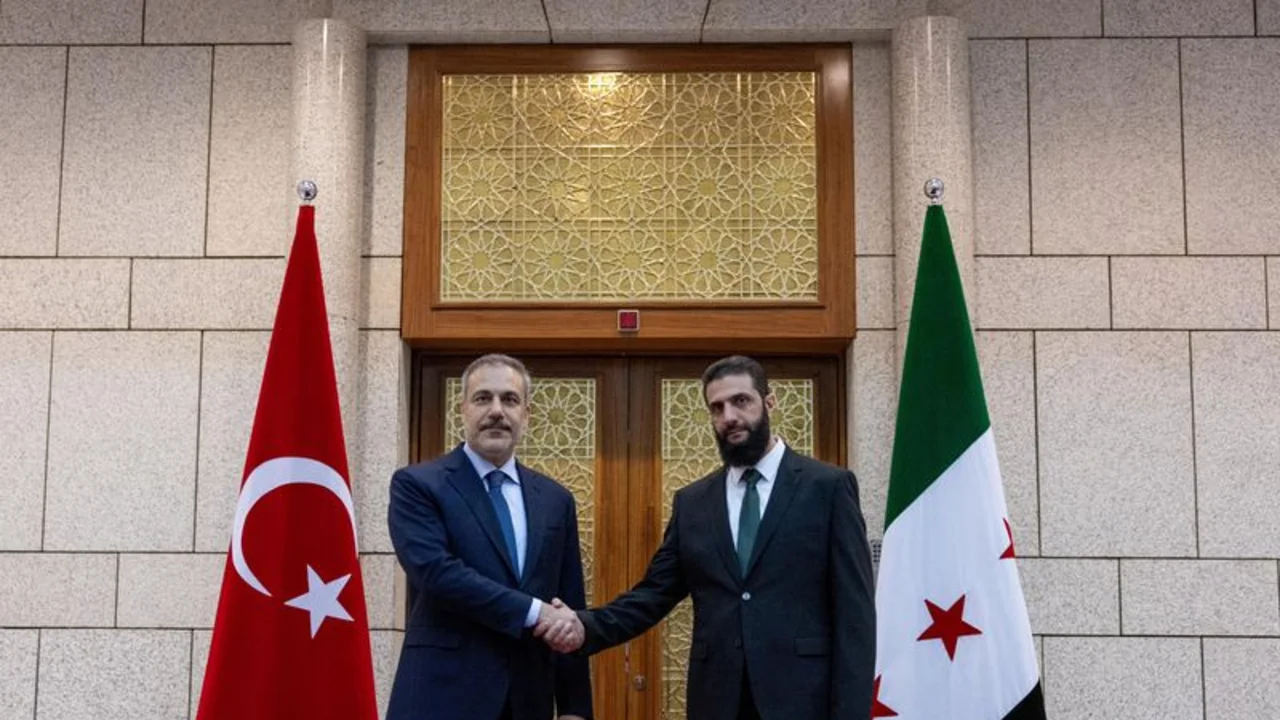 Ministro turco de Relaciones Exteriores se reúne con líder del HTS en Damasco, según Ankara