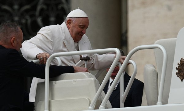 El Papa Francisco I cambia tradición vaticana por problemas de salud