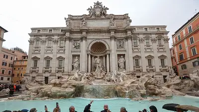 La Fontana di Trevi de Roma es restaurada a tiempo para el año del Jubileo La Fontana di Trevi de Roma es restaurada a tiempo para el año del Jubileo