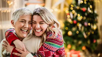 Familia abrazándose en Navidad. Familia abrazándose en Navidad.
