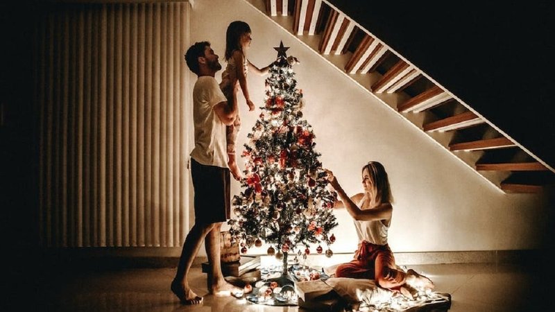 Familia celebrando Navidad