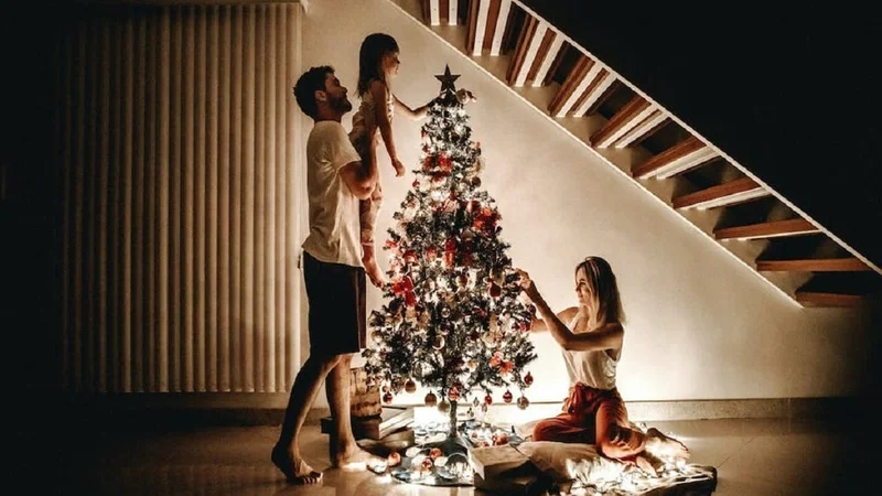 Familia celebrando Navidad