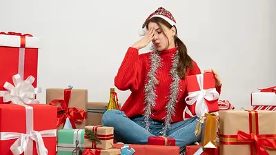 Persona estresada en compras navideñas Persona estresada en compras navideñas