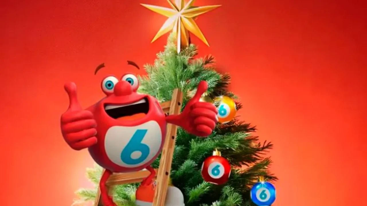 Logo dle Quini 6 en un árbol de Navidad