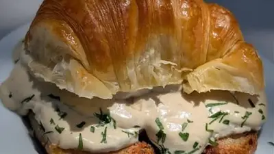 Medialuna con vitel toné. Medialuna con vitel toné.