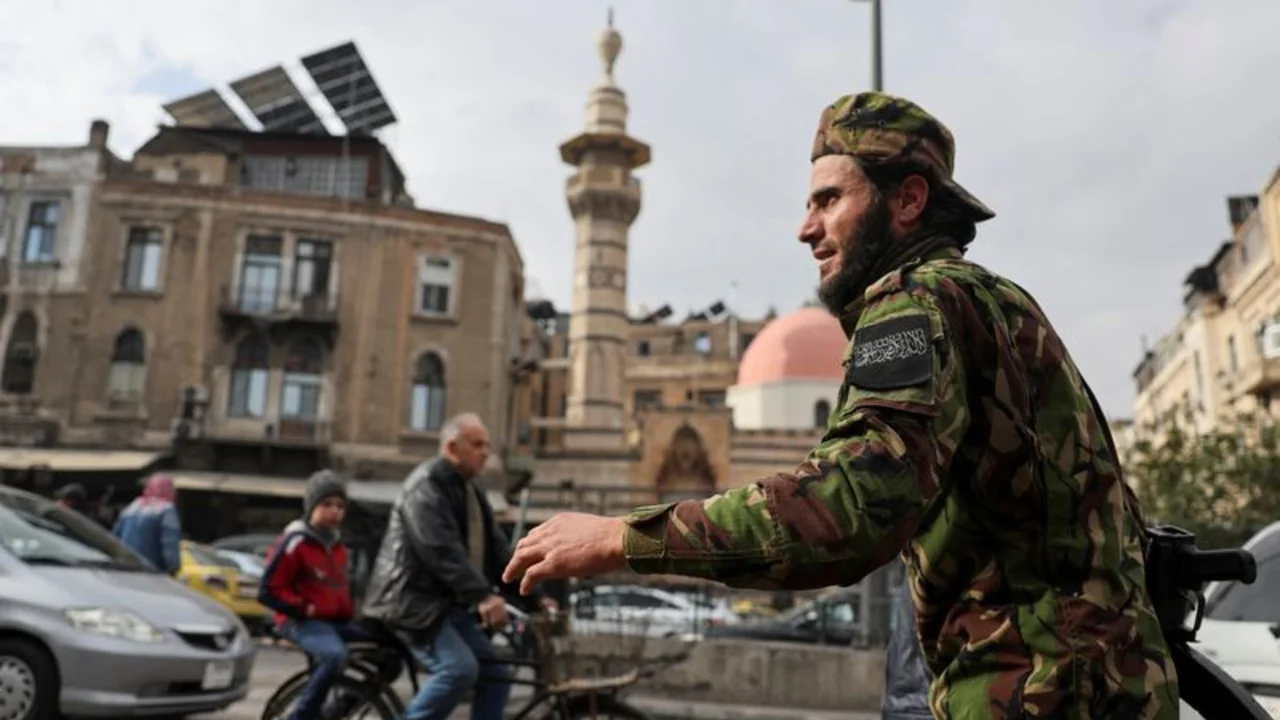 Nuevos gobernantes de Siria declaran medidas represivas mientras aumentan tensiones en la zona costera