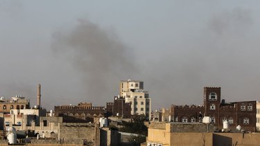 Israel ataca aeropuerto, puertos y centrales eléctricas de la capital de Yemen