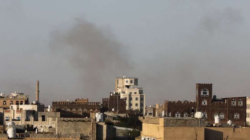 Israel ataca aeropuerto, puertos y centrales eléctricas de la capital de Yemen
