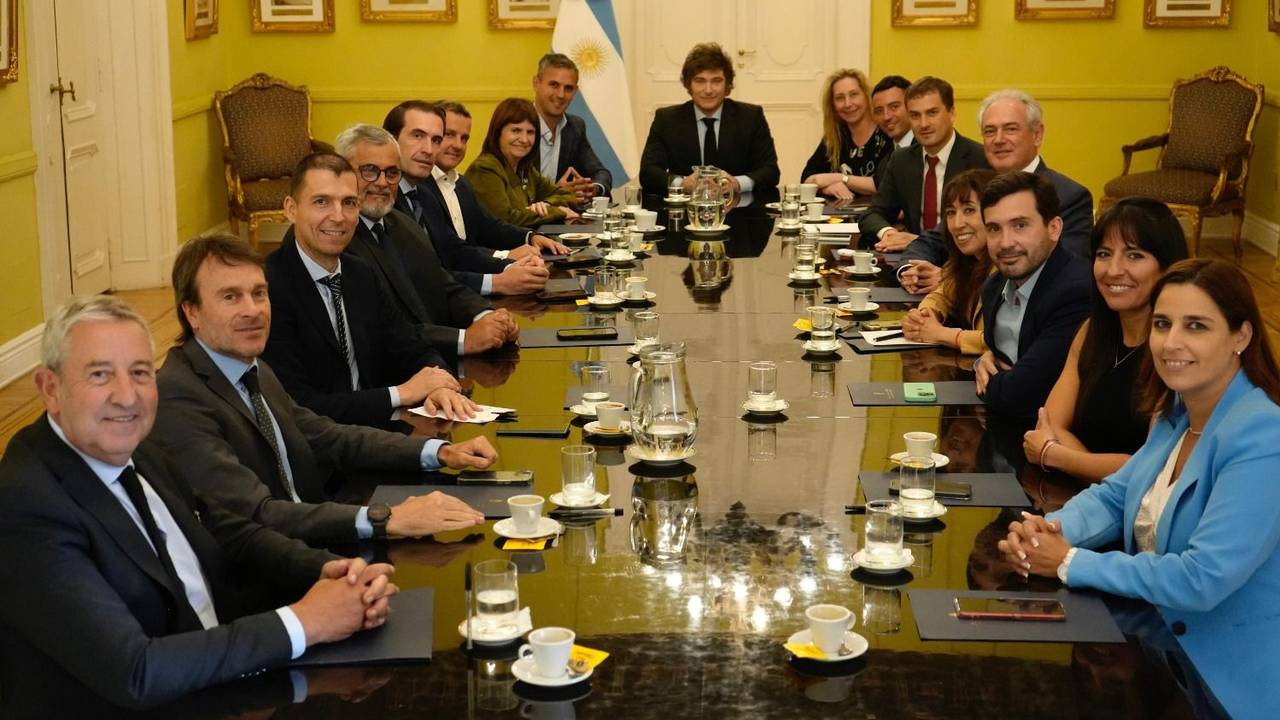 Milei recibió a diputados de la UCR "con peluca": Juntos por el Cambio libertario, el austero café de Milei y el partido más oficialista