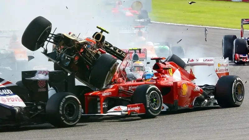 Dos coches de F1 chocando en pista.