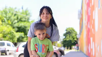 Mujer y niño. Mujer y niño.