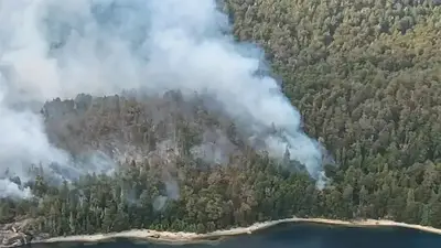 Incendios en Bariloche: casi 100 brigadistas y dos aviones hidrantes trabajan para apagar el fuego en el Nahuel Huapí Incendios en Bariloche: casi 100 brigadistas y dos aviones hidrantes trabajan para apagar el fuego en el Nahuel Huapí