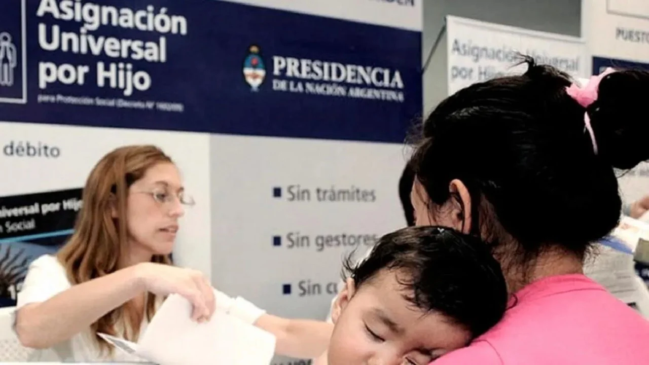 Madre y niño en Anses.