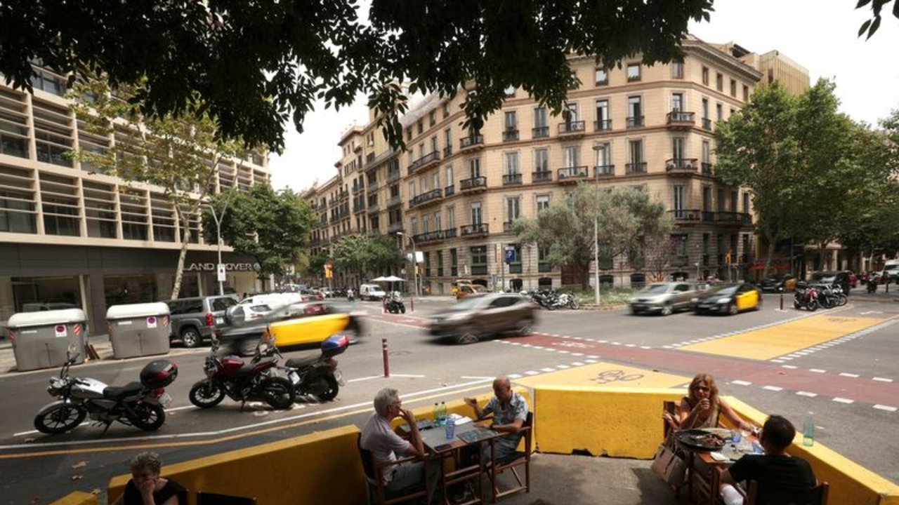 Turistas disfrutan de los últimos días de las estufas de gas en las terrazas de Barcelona