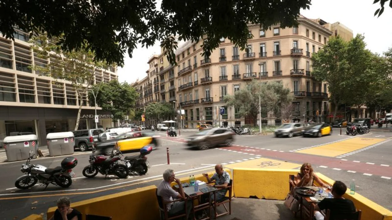 Turistas disfrutan de los últimos días de las estufas de gas en las terrazas de Barcelona