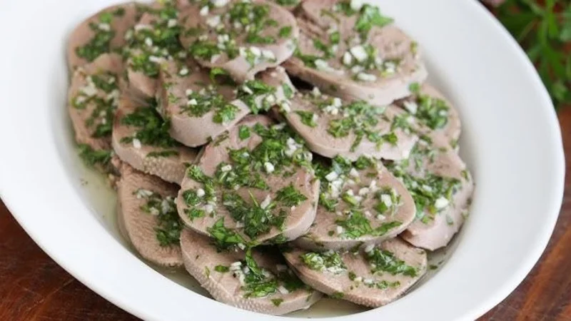 La lengua a la vinagreta, un plato que combina historia, sabor y practicidad.