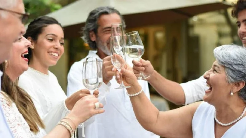 Personas vestidas de blanco en Año Nuevo.