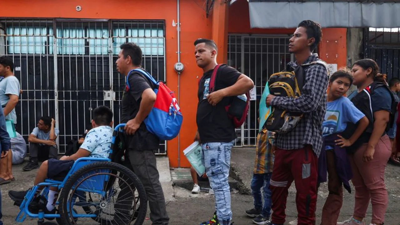 Migrantes en México ansiosos por entrar legalmente a EEUU antes de que Trump acabe con programas humanitarios