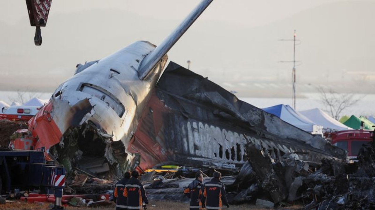 El accidente mortal de Jeju Air centra la atención en el terraplén del aeropuerto surcoreano