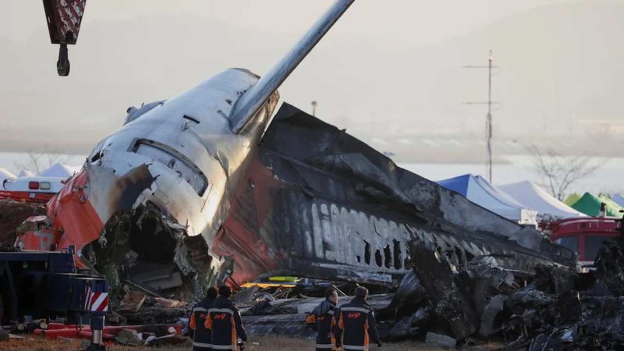 El accidente mortal de Jeju Air centra la atención en el terraplén del aeropuerto surcoreano