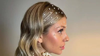 Peinado con perlas. Peinado con perlas.