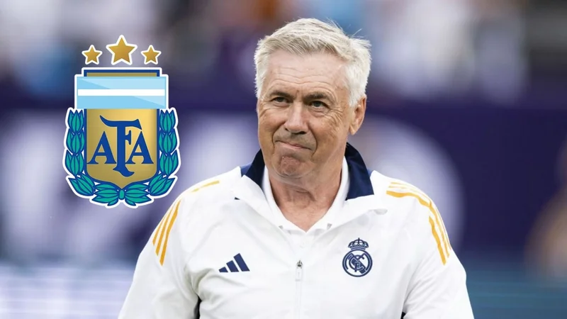 Carlo Ancelotti con la campera del Real Madrid y el escudo de la Selección Argentina.