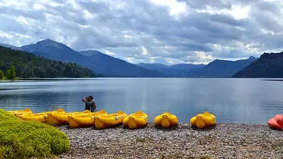 Disfrutar sin multitudes alrededor: el pueblo con lagos azules de pocos habitantes a solo 40 km de San Martín de los Andes Disfrutar sin multitudes alrededor: el pueblo con lagos azules de pocos habitantes a solo 40 km de San Martín de los Andes